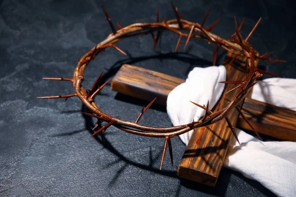 木の十字架と暗い背景に包まれたとげの冠 — ストック写真