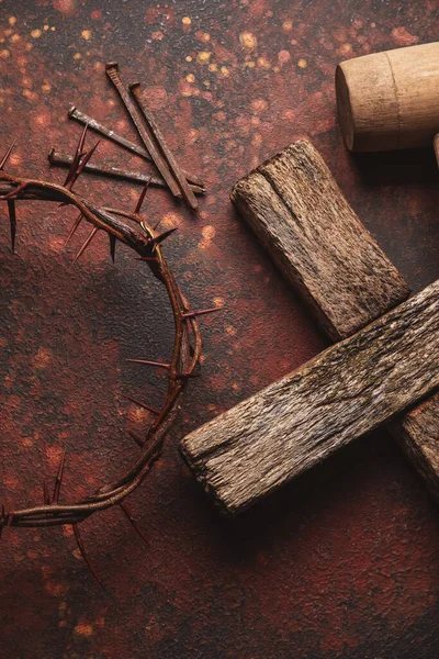 背景色に木製の十字架 マレットと爪を持つとげの冠 — ストック写真