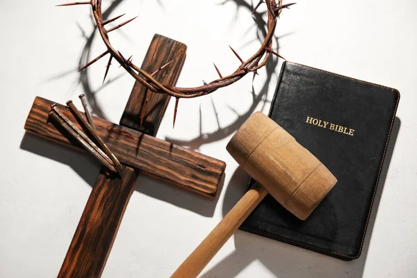 十字架 マレット 聖書を背景にしたとげの冠 — ストック写真