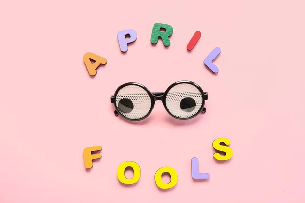 Samenstelling Met Bril Tekst April Fools Achtergrond Kleur — Stockfoto