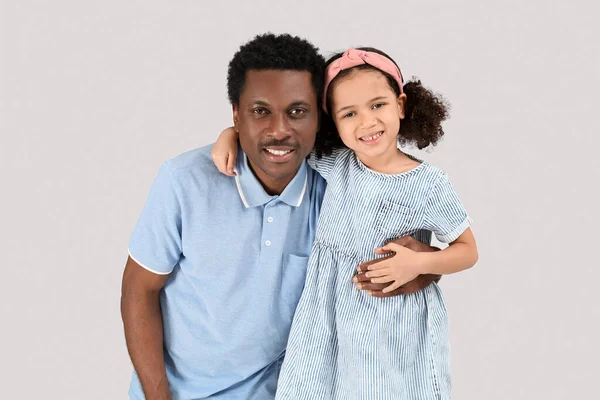 Портрет Маленькой Афроамериканской Девочки Отца Сером Фоне — стоковое фото