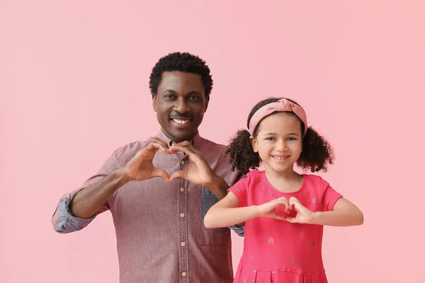 Retrato Niña Afroamericana Padre Haciendo Corazones Con Las Manos Sobre —  Fotos de Stock