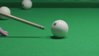 Bilardo oynayan adam, yakından bak.