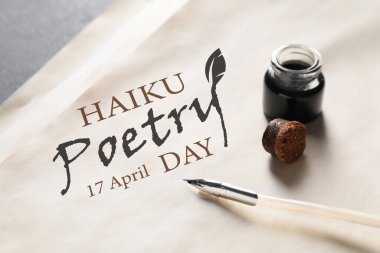 Kağıt levha ve metin HAIKU ŞARKI GÜN 17 AY ve mürekkep hokkası ile tüy kalem, yakın plan