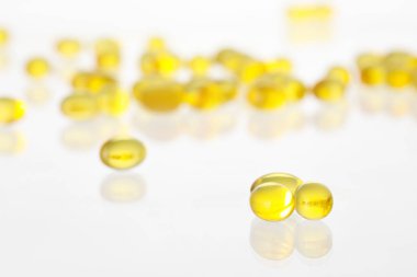 beyaz zemin üzerine jel ilaç