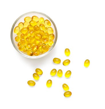 Beyaz arka planda jel haplı kase