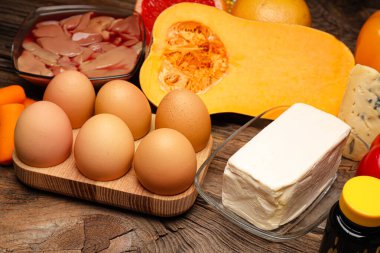 Ahşap arka plan üzerinde sağlıklı ürün kümesi