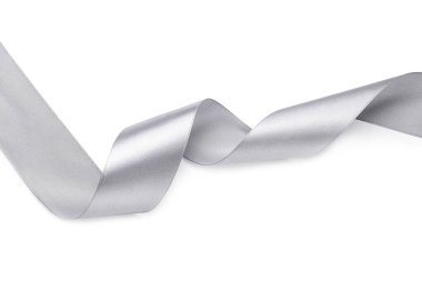 Beyaz arkaplanda gümüş kıvrımlı kurdele