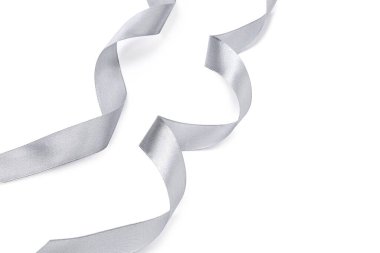 Beyaz arkaplanda gümüş kıvrımlı kurdeleler