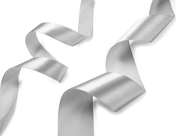 Beyaz arkaplanda gümüş kıvrımlı kurdeleler