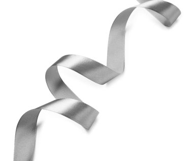 Beyaz arkaplanda gümüş kıvrımlı kurdele