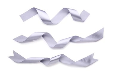 Beyaz arkaplanda gümüş kıvrımlı kurdeleler