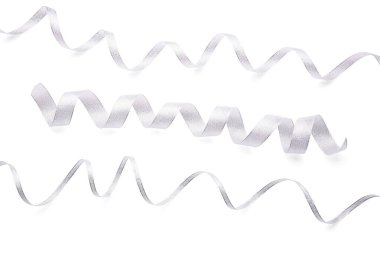 Beyaz arkaplanda gümüş kıvrımlı kurdeleler