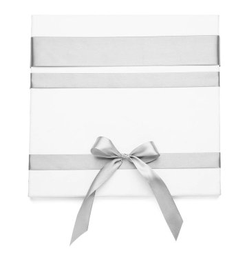 Gümüş kurdeleli boş tahta ve beyaz arka planda fiyonk