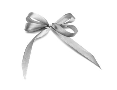 Beyaz arka planda güzel gümüş kurdele