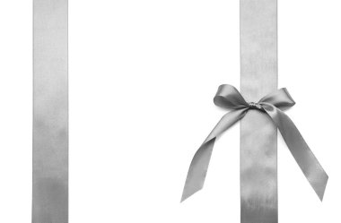 Beyaz arka planda kurdeleleri olan güzel gümüş bir yay.