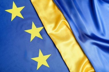 Arka plan olarak Avrupa Birliği ve Ukrayna bayrakları, yakın plan