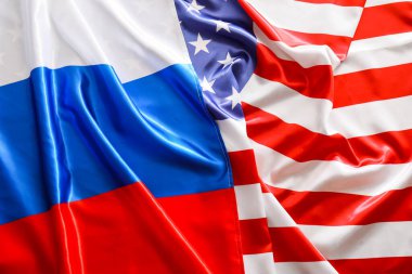 Arka plan olarak ABD ve Rusya bayrakları, yakın plan