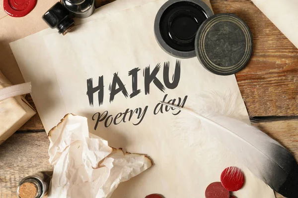 Papírlap Szöveggel Haiku Poetry Nap Tintával Tollal Asztalon — Stock Fotó