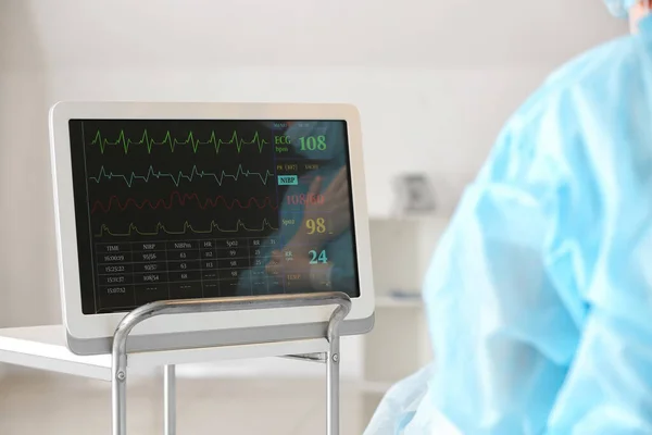 Doctor Modern Heart Rate Monitor Operating Room — Stock Photo, Image