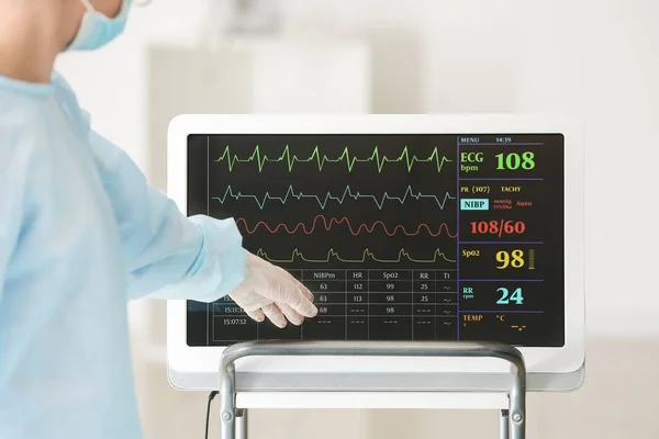 Doctor Modern Heart Rate Monitor Operating Room — Stock Photo, Image