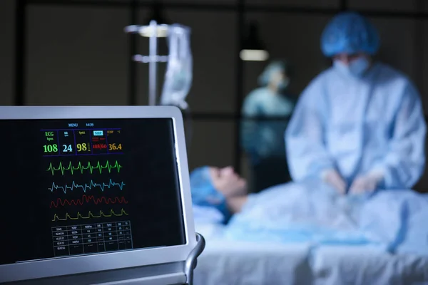 Ameliyathanede Modern Kalp Atış Hızı Monitörü — Stok fotoğraf