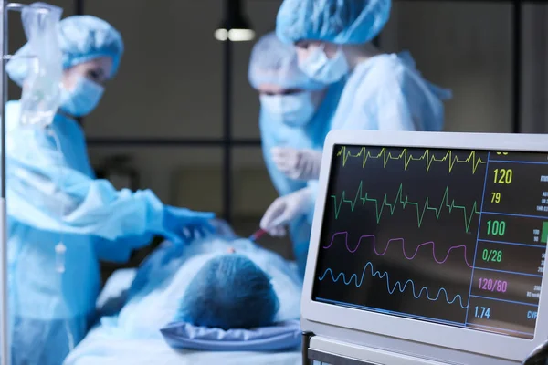 手術室における現代の心拍数モニター — ストック写真