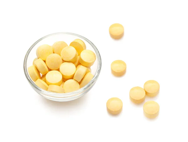Miska Żółtymi Tabletkami Białym Tle — Zdjęcie stockowe