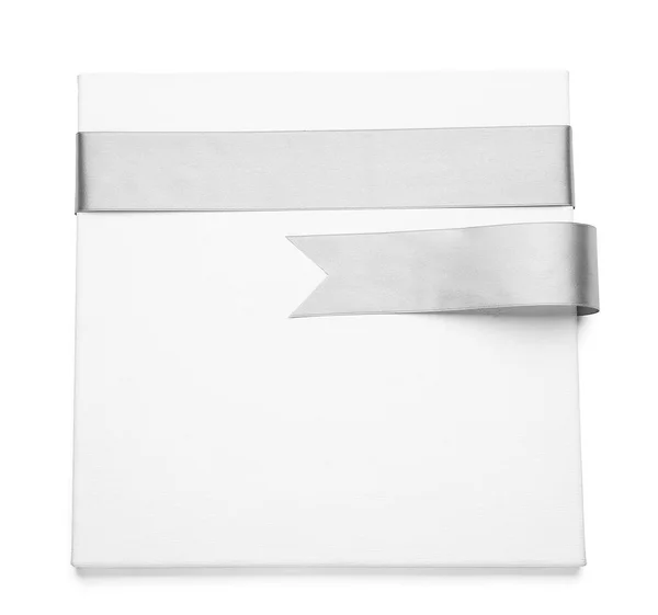 Placa Branco Com Fitas Prata Sobre Fundo Branco — Fotografia de Stock
