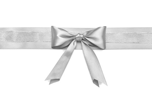 白地にリボン付きの美しい銀弓 — ストック写真