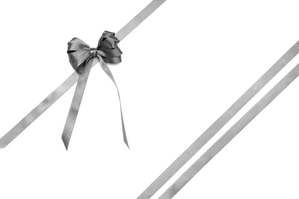 Schöne Silberne Schleife Mit Bändern Auf Weißem Hintergrund — Stockfoto