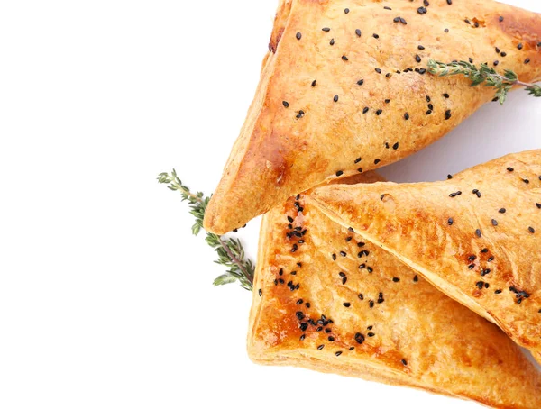 Beyaz arka planda lezzetli Özbek samsa