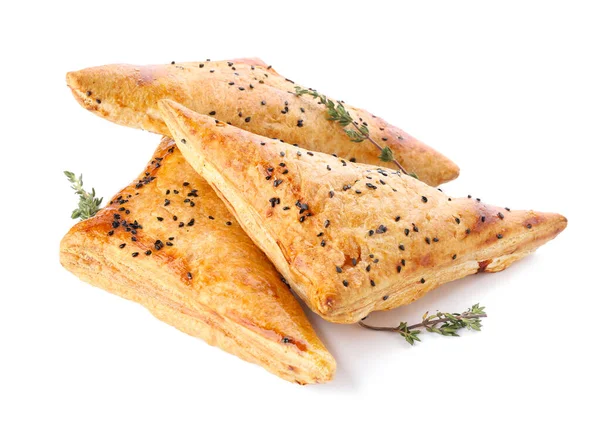 Beyaz arka planda lezzetli Özbek samsa