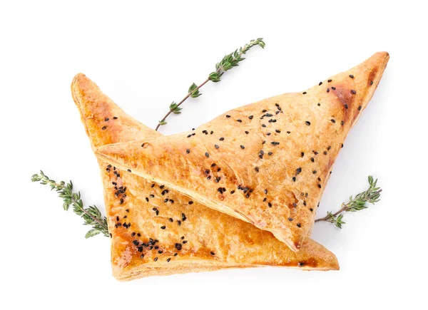 Beyaz arka planda lezzetli Özbek samsa