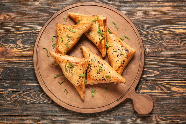 Board Tasty Uzbek Samsa Wooden Background — Stock Photo, Image