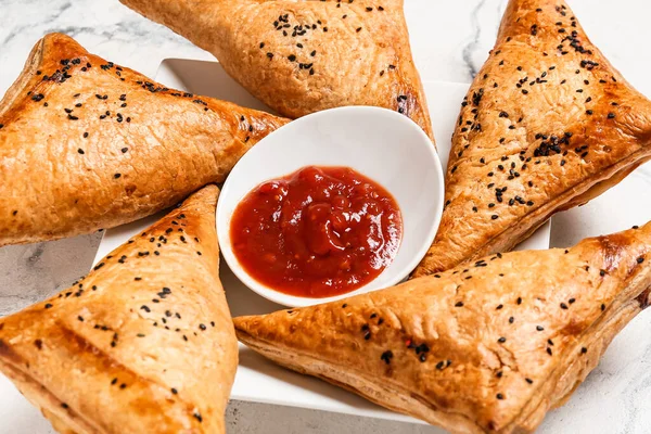 Savoureux Samsa Ouzbek Sauce Tomate Sur Table — Photo