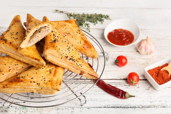 Kjølebenk Med Smakfulle Usbek Samsa Bordet – stockfoto