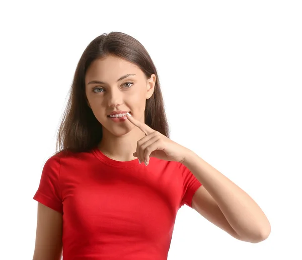 Menina Adolescente Bonita Apontando Para Aparelhos Dentários Fundo Branco — Fotografia de Stock