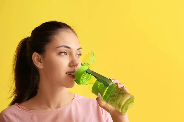 Sporty Teenage Girl Drinking Water Yellow Background — Stock Photo, Image