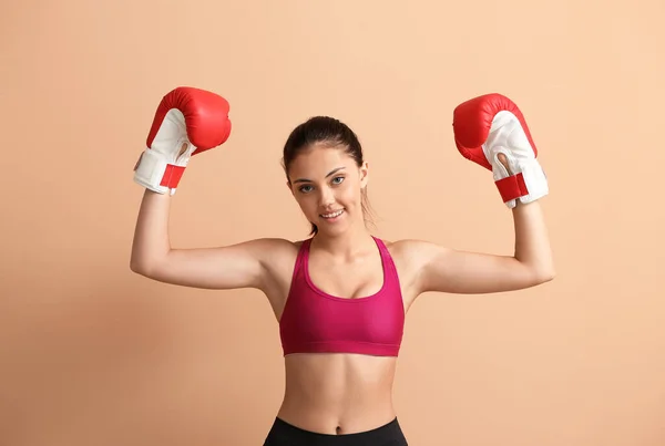 Sportliches Teenager Mädchen Mit Boxhandschuhen Auf Beigem Hintergrund — Stockfoto