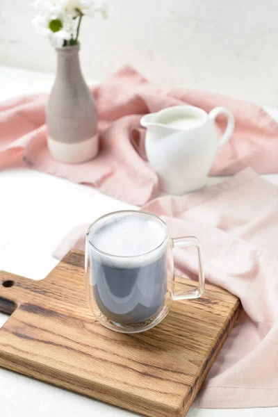 Houten Plank Met Glazen Kopje Heerlijke Charcoal Latte Tafel — Stockfoto