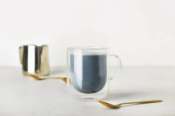 Glazen Kopje Charcoal Latte Lepel Lichttafel — Stockfoto