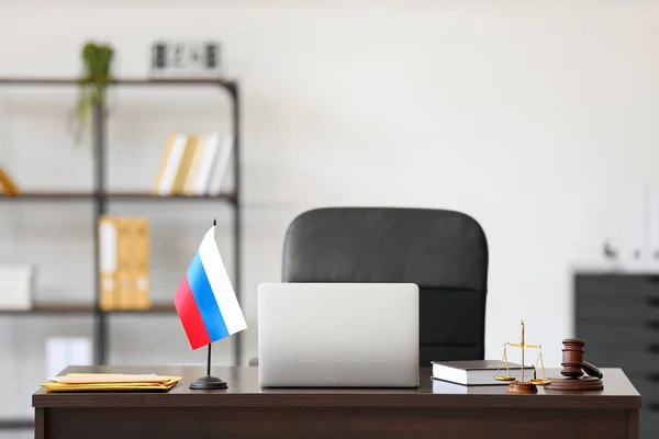 Χώρος Εργασίας Σύγχρονο Φορητό Υπολογιστή Και Ρωσική Σημαία Στο Γραφείο — Φωτογραφία Αρχείου