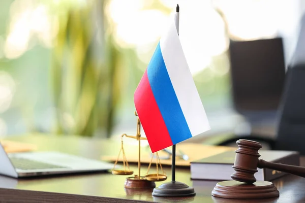 Martelo Juiz Balança Bandeira Russa Mesa Escritório — Fotografia de Stock