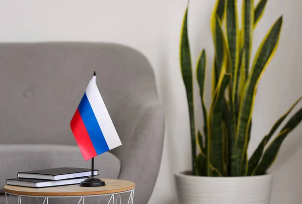 Russische Vlag Boeken Tafel Bij Bank — Stockfoto