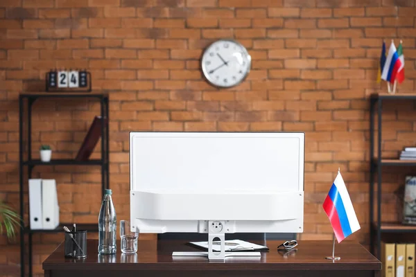 Local Trabalho Moderno Com Computador Bandeira Russa Garrafa Água Suporte — Fotografia de Stock