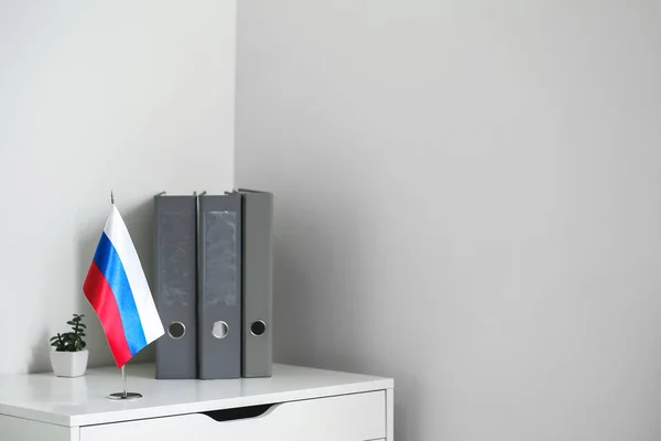 Caixa Gavetas Com Pastas Planta Sala Bandeira Russa Perto Parede — Fotografia de Stock