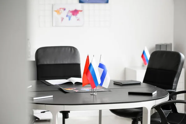 Bandeiras Diferentes Mesa Escura Escritório — Fotografia de Stock