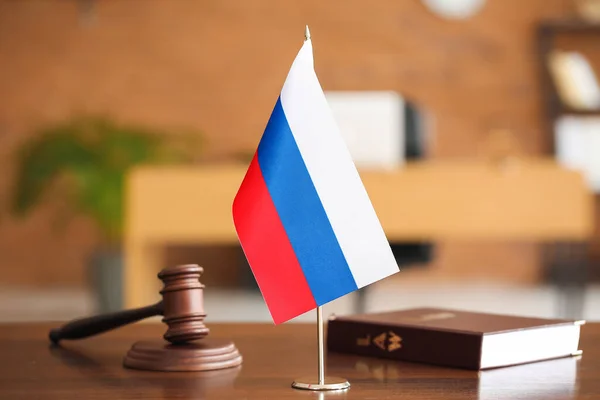 Ρωσική Σημαία Δικαστής Gavel Και Βιβλίο Για Σκούρο Ξύλινο Τραπέζι — Φωτογραφία Αρχείου