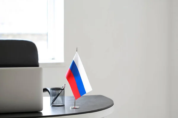 Μοντέρνο Φορητό Υπολογιστή Κάτοχος Χαρτικών Και Ρωσική Σημαία Στο Τραπέζι — Φωτογραφία Αρχείου